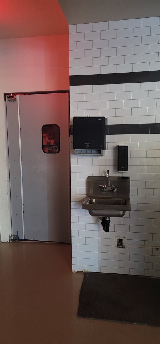 JamarisKitchen's tweet photo. New Employee Lounge, New Utility Closet and new swinging doors in the kitchen, it's looking better &amp; better everyday!! Thank you to infinity properties for their amazing work.  #BlackOwnedBusiness #restaurants #azchef #azevents https://t.co/pdLz91YeqV