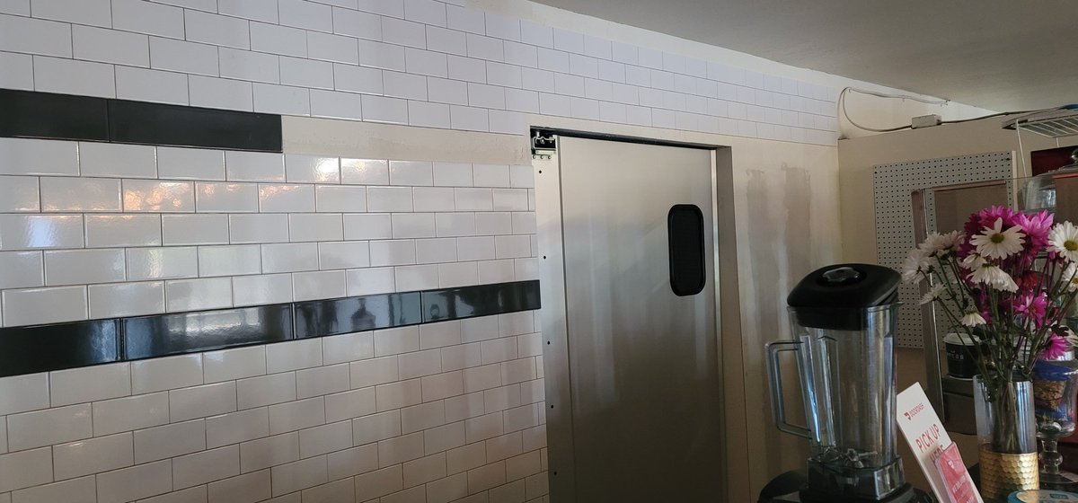 JamarisKitchen's tweet photo. New Employee Lounge, New Utility Closet and new swinging doors in the kitchen, it's looking better &amp; better everyday!! Thank you to infinity properties for their amazing work.  #BlackOwnedBusiness #restaurants #azchef #azevents https://t.co/pdLz91YeqV