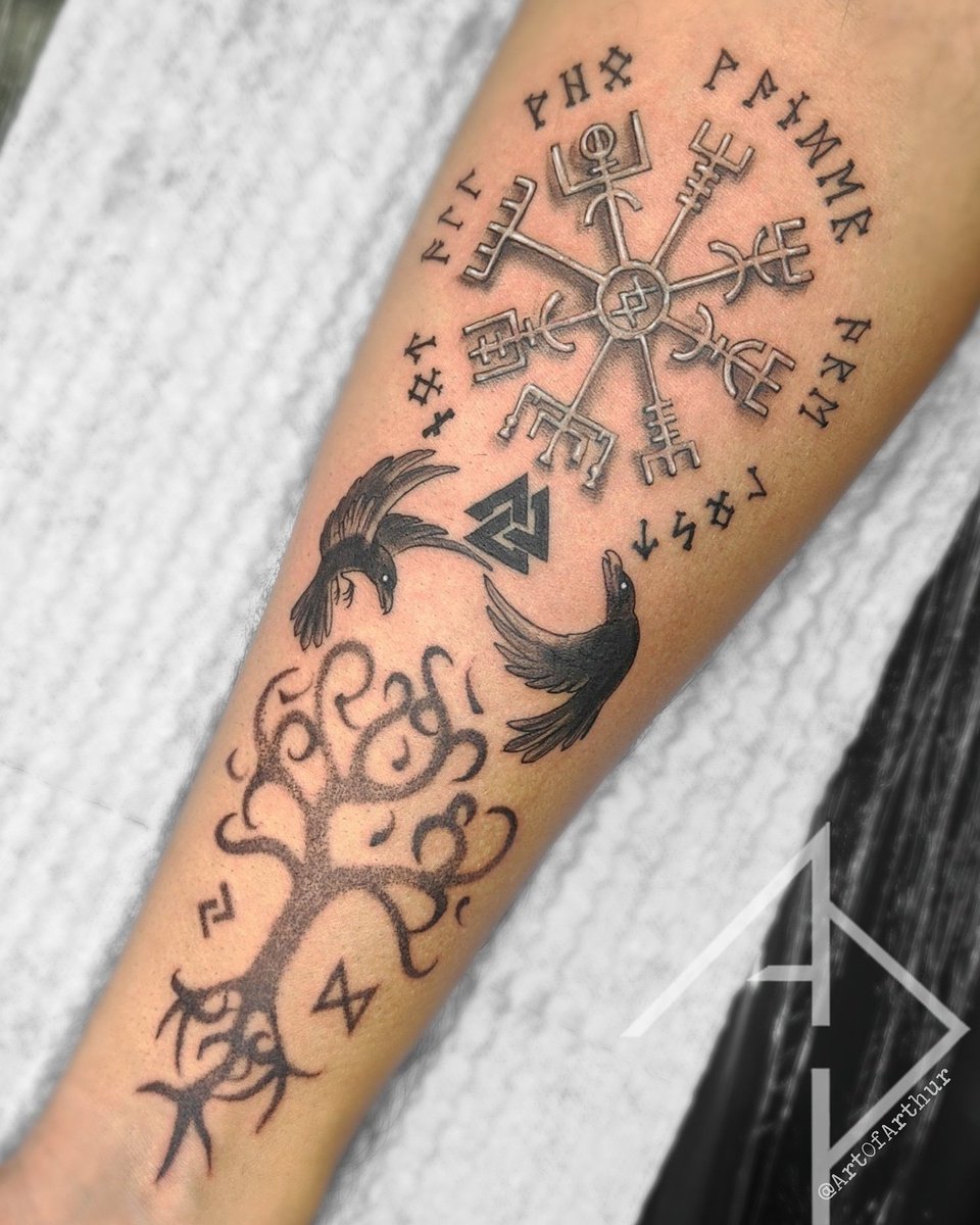 #vikingtattoo #viking #vikingart #pontilhismo #blackworktattoo #darktattoo #raventattoo #blackwork #norsetattoo #nordictattoo #nordic #norse #moderntattoo #modernart #dotwork #linework #vegvisir #runes #vegvisirtattoo #compasstattoo #bussolatattoo