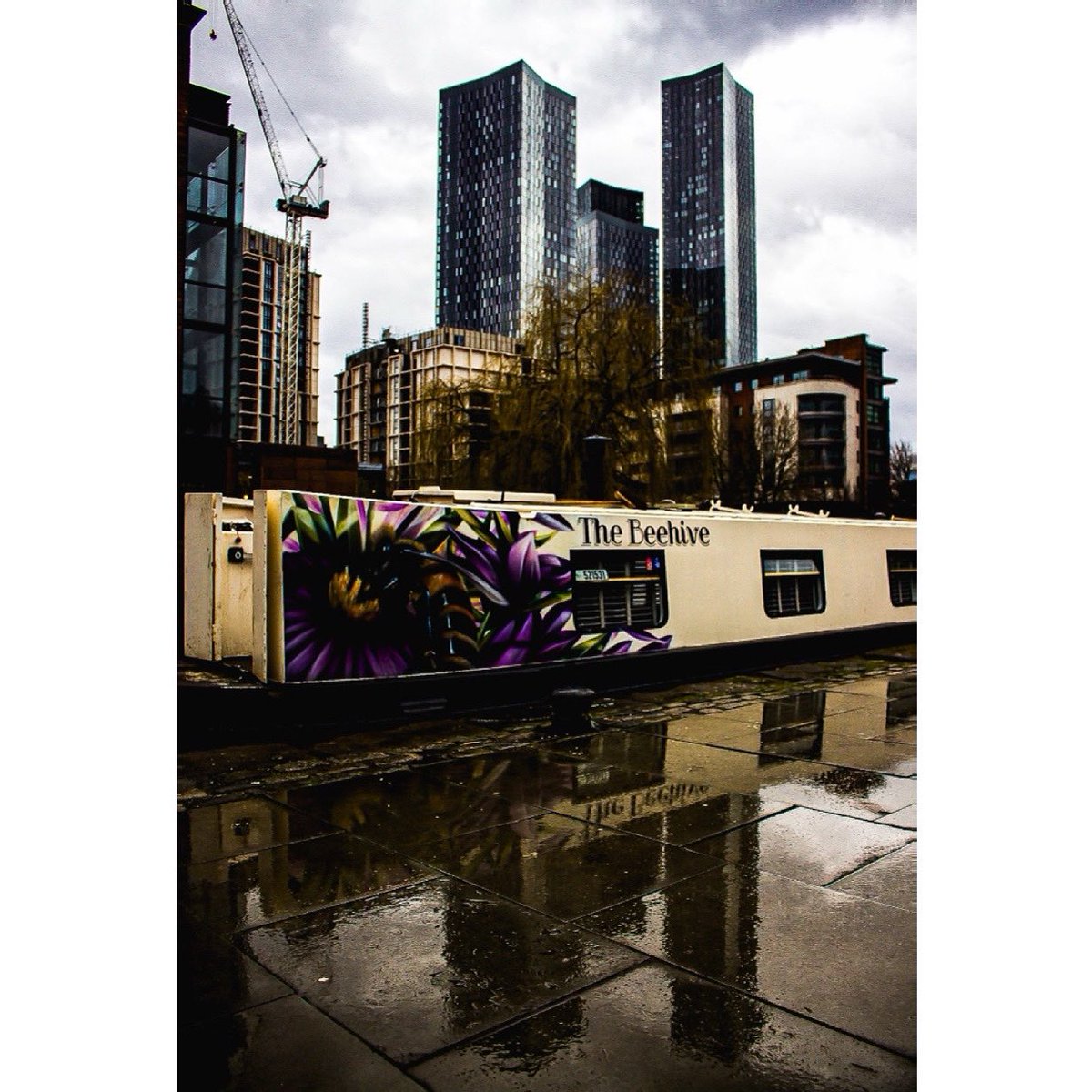 All aboard The Beehive 🐝 
.
.
.
.
.

#manchester #themanc #manchesterthroughandthrough #manchesterphotography #manchesterphotographers #mcrimages #mcruk #mcrvisuals #mcrpuddleclub #mcr_follow #mcrskyline #mcrreflects #mcrigers #igersuk #igersmanchester #manchestercanal