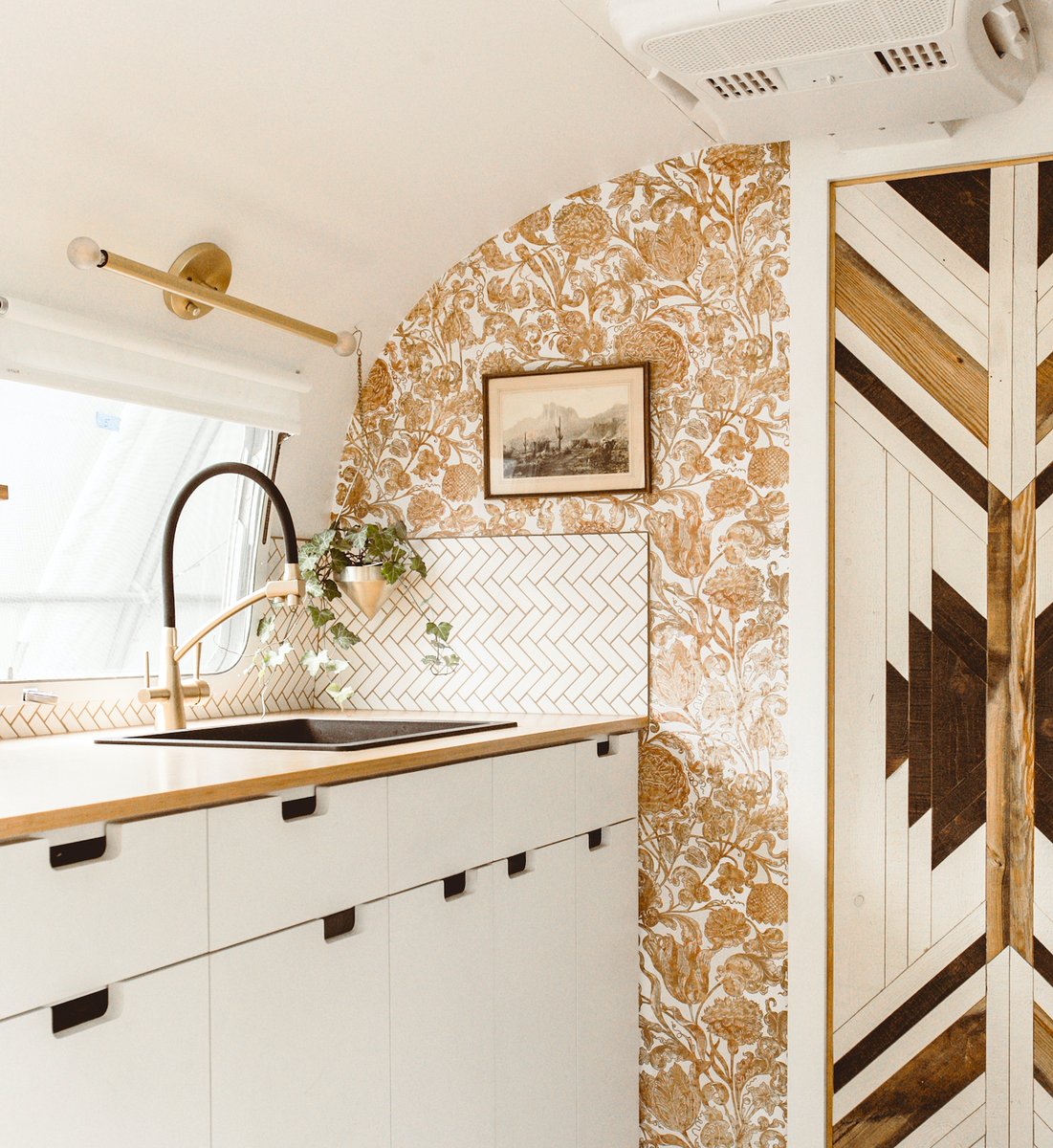 SpoonflowerHome's tweet photo. Small space, big impact! #MavisTheAirstream added personal style and vintage vibes to their home on wheels by installing #PeelAndStick Wallpaper. 🧡

Find this design and 32 other wallpaper projects to inspire your next home reno on the #Spoonflower blog: https://t.co/zOfakO3lE6 https://t.co/PpwCiqynKQ