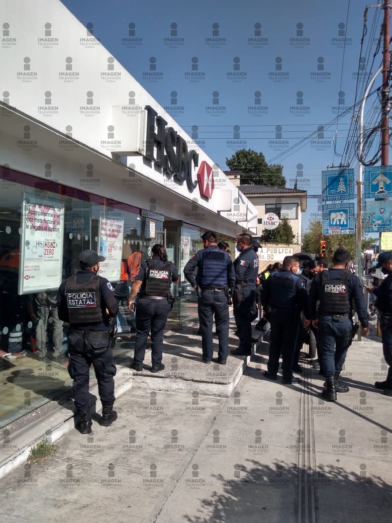 JCarlos_Valerio's tweet photo. #Ahora | Ocurrió un asalto en el HSBC de la 25 oriente y 2 sur. Hay una persona lesionada por impacto de bala. #Puebla

Vía: @chicapis_70 https://t.co/gskZIMs5F1