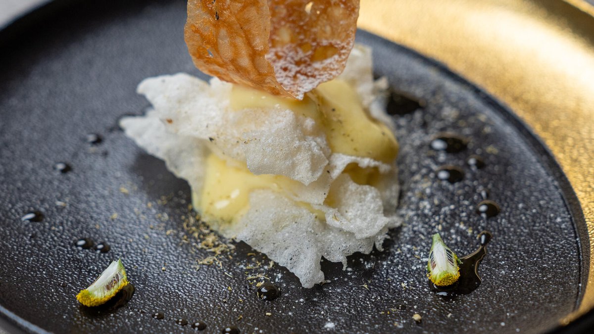 koppertcress's tweet photo. Layer of rice paper brushed with Sechuan Button syrup and fried, Sechuan Button cream and Sechuan Button sugar dust -> https://t.co/QlnPYWHVUq #sechuanbutton #sechuanbuttonchallenge #koppertcress https://t.co/fhctx0jIOs