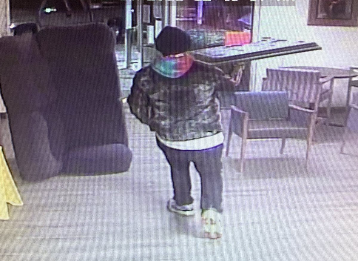 JacksonMSPolice's tweet photo. If you recognize him, the vehicle or have any additional info regarding this incident, call #CrimeStoppers at https://t.co/pmeMfXm3zw(8477). A cash reward is possible if your info results in an arrest. #CashforClues #Upto2500 #JPDWanted 2/2 https://t.co/KekZGx4OzH