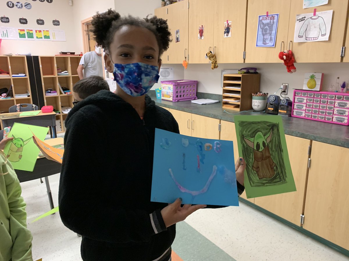 MsDemaris3's tweet image. We had some fun today salt painting and doing a teacher directed drawing of Baby Yoda! 🤩