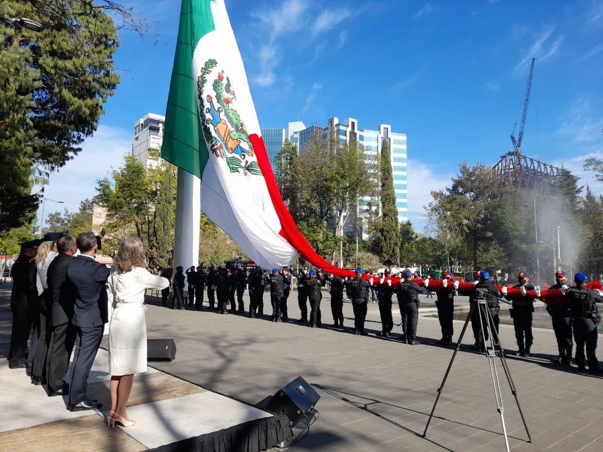 AlbertoEsteva's tweet photo. ⁦@AlcaldiaAO⁩ rinde honores a nuestra bandera Nacional! ⁦@Claudiashein⁩ ⁦@SuarezdelReal1⁩ ⁦@SergioMayerb⁩ ⁦@pepina777⁩ - 24 Febrero 2021. Inmediatamente después Gabinete de Gobierno en vivo  y Público , desde el Parque de la Bombilla . https://t.co/EyfacYFwJ2