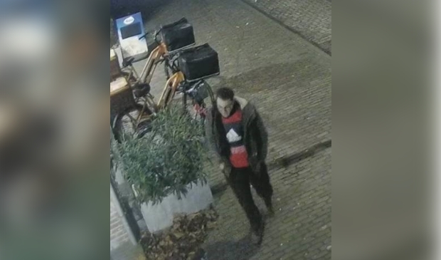 Politie op zoek naar verdachte van vernieling in Leeuwerikstraat - ..