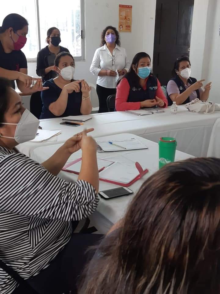 immuver02's tweet photo. Continuamos en capacitación del personal en Lenguaje de señas mexicana. Esto nos permite ir reduciendo la brecha de comunicación con la comunidad sorda.
#VeracruzTeQuiero.
#ADEMM.
#IMMUVER. https://t.co/hh4dVz7iKu