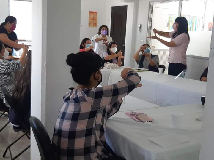 immuver02's tweet photo. Continuamos en capacitación del personal en Lenguaje de señas mexicana. Esto nos permite ir reduciendo la brecha de comunicación con la comunidad sorda.
#VeracruzTeQuiero.
#ADEMM.
#IMMUVER. https://t.co/hh4dVz7iKu