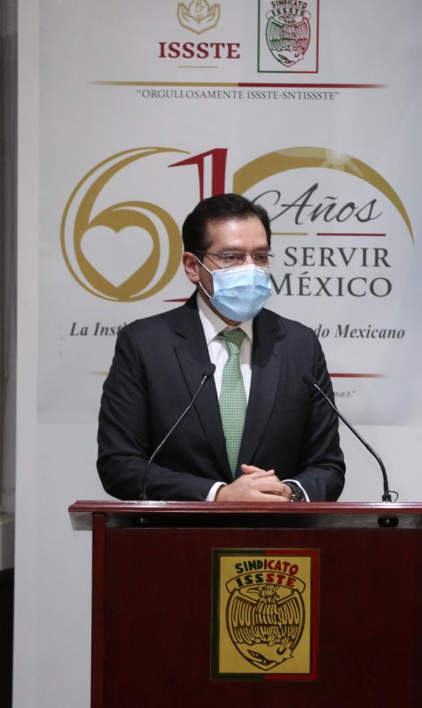 ISSSTE_mx's tweet image. Junto a los titulares Normativo de Salud, @RamiroLopezE, y del @cmn20noviembre, Alfredo Merino, el Dir. Gral., @LuisAntoRamirez, felicitó a las y los 251 graduados por su compromiso de formarse en la pandemia y ser aliados fundamentales en la salud de las y los mexicanos.