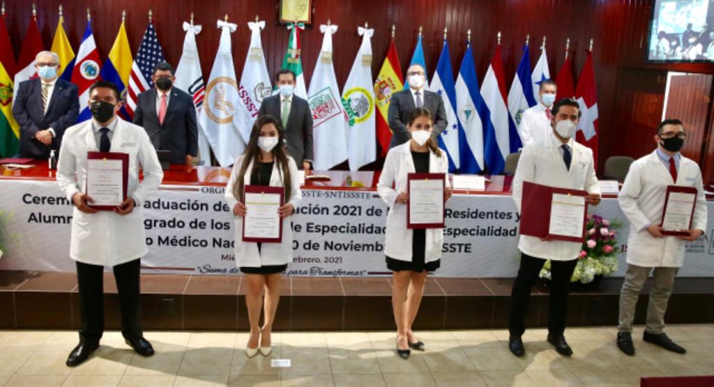 ISSSTE_mx's tweet image. Junto a los titulares Normativo de Salud, @RamiroLopezE, y del @cmn20noviembre, Alfredo Merino, el Dir. Gral., @LuisAntoRamirez, felicitó a las y los 251 graduados por su compromiso de formarse en la pandemia y ser aliados fundamentales en la salud de las y los mexicanos.