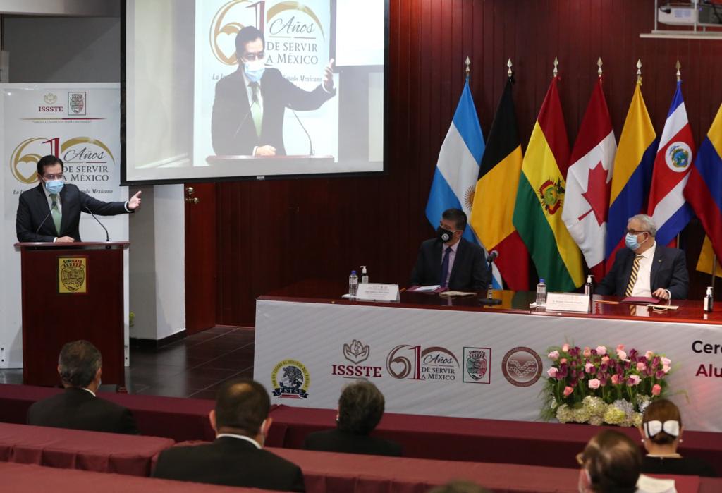 ISSSTE_mx's tweet image. Junto a los titulares Normativo de Salud, @RamiroLopezE, y del @cmn20noviembre, Alfredo Merino, el Dir. Gral., @LuisAntoRamirez, felicitó a las y los 251 graduados por su compromiso de formarse en la pandemia y ser aliados fundamentales en la salud de las y los mexicanos.