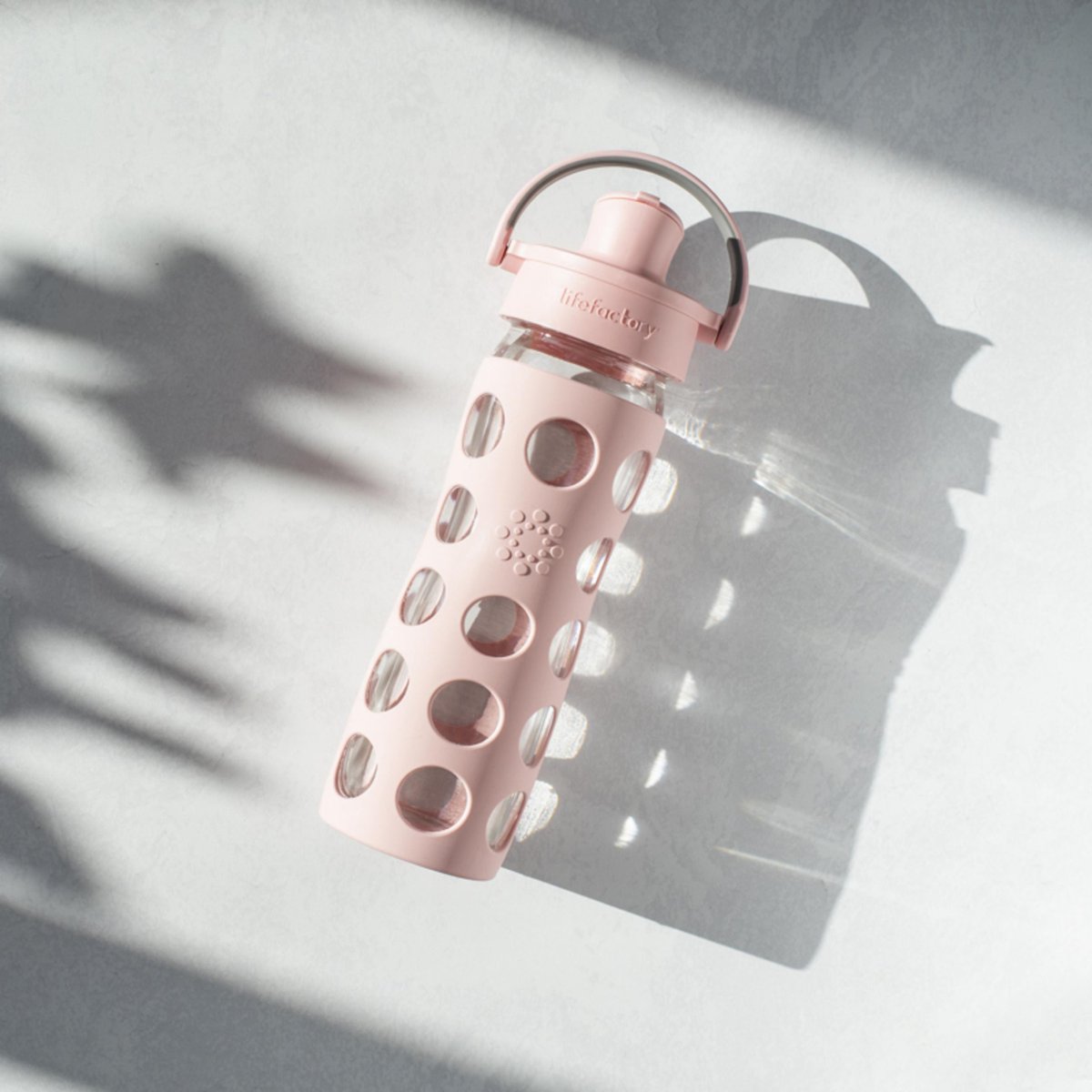 Our Active Flip Cap is designed to flow faster and keep pace. Combined with the pure, clean taste of Lifefactory glass, you’ll wonder what you did without it.