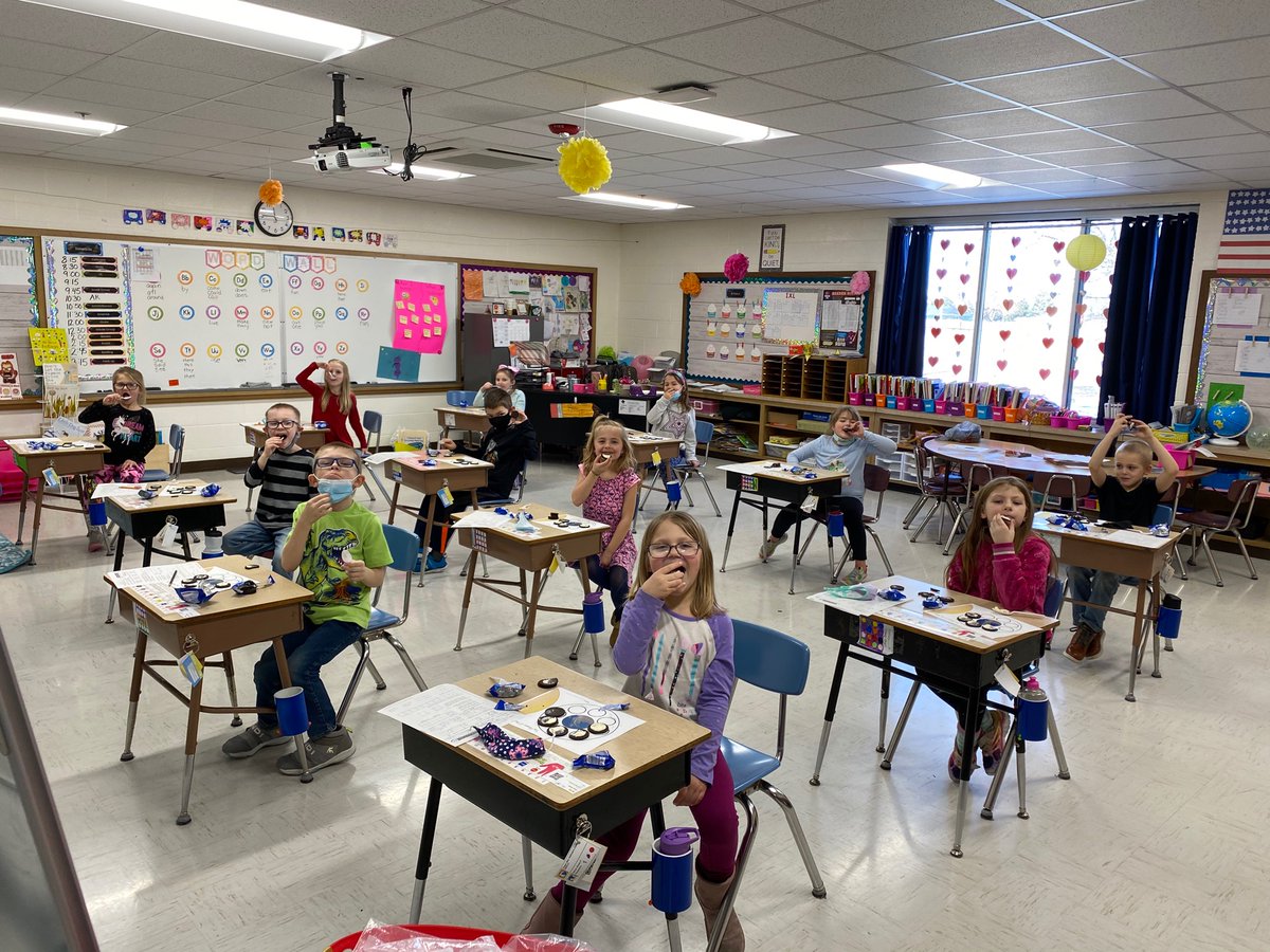 CrystalH_1st's tweet photo. Learning about the phases of the moon is so much more fun when you add Oreos! @PHSPiratePride https://t.co/VplhsGwxVC
