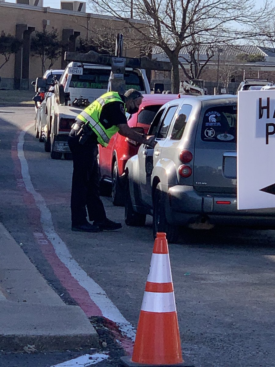 BurlesonChief's tweet photo. Our @BurlesonPolice and Burleson Citizens on Patrol are working hard to keep the COVID vaccine site flowing!! https://t.co/gxey66NFAc