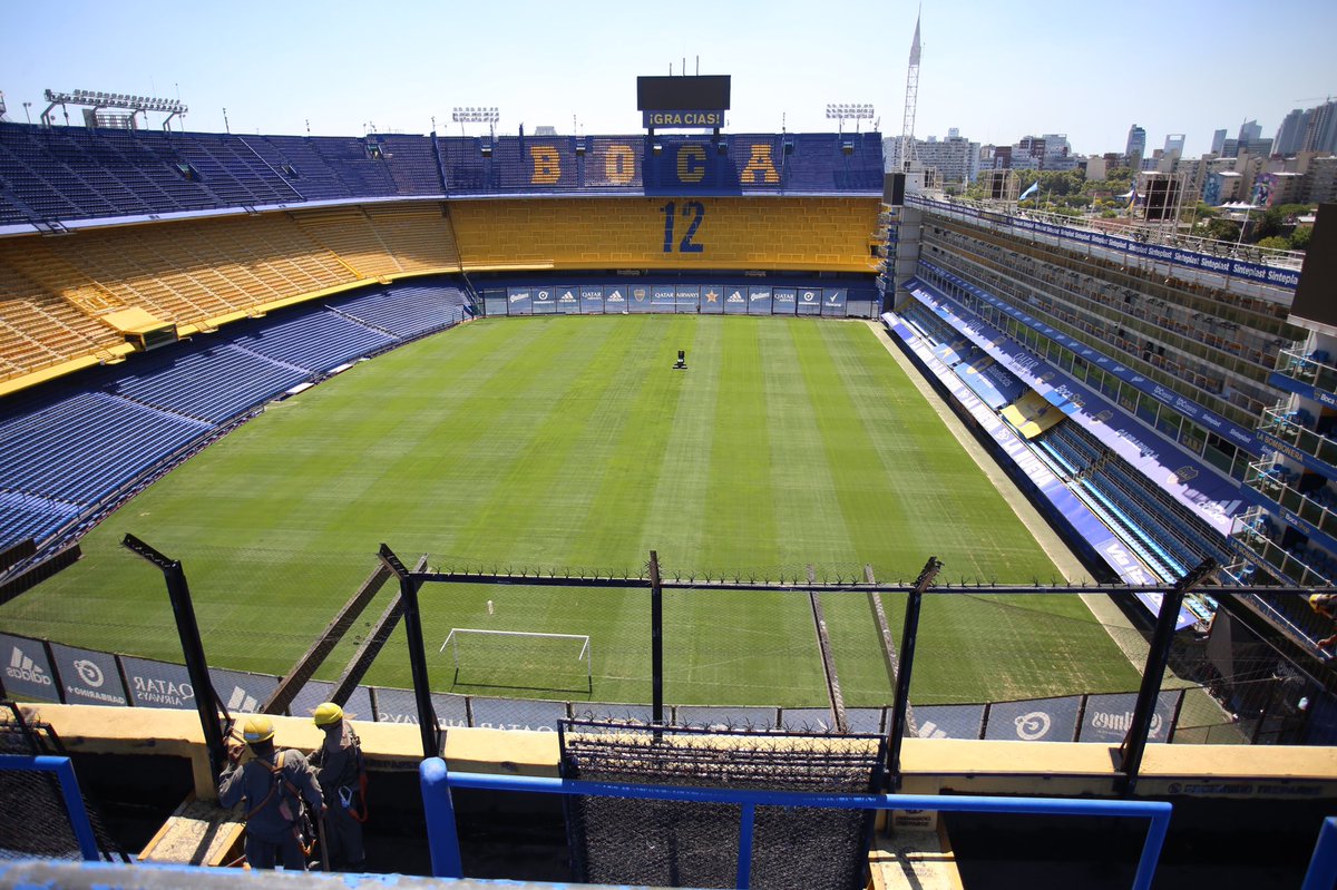 BocaJrsOficial's tweet photo. Comenzó el retiro de alambrados en la tercera bandeja sur para mejorar la visual de los socios y socias de ese sector. Más obras, más mejoras, más Bombonera... https://t.co/ndf2iiQgqP