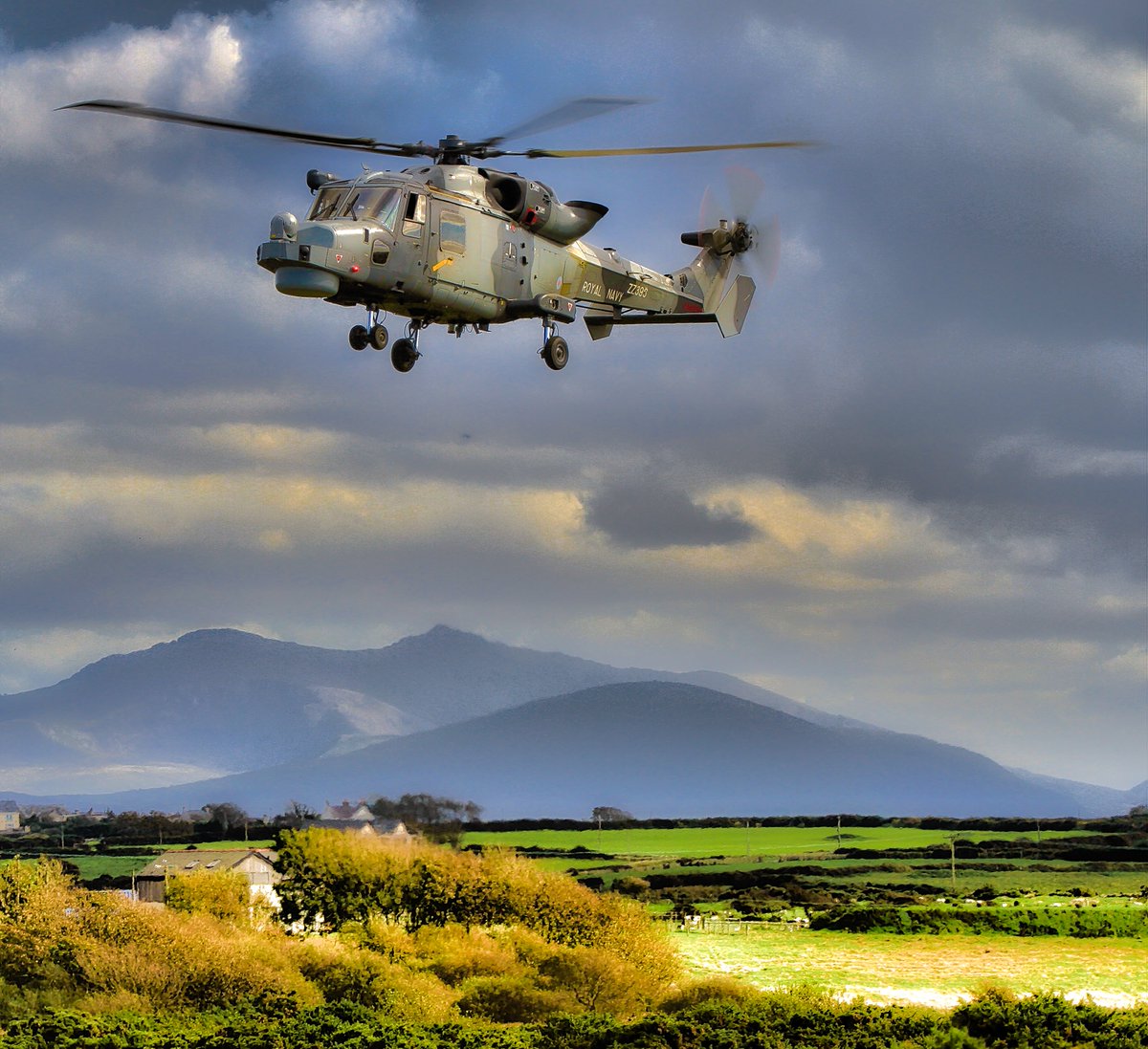 #StrikeDeep #FlyNavy @RNASYeovilton @815NAS  @825NAS @847NAS @AngleseyScMedia @RAF_Valley @RAFValleySafety Mount Snowdon in the backdrop from a Royal Navy training sortie last year #rafvalley #Anglesey #Wales (click for full image)