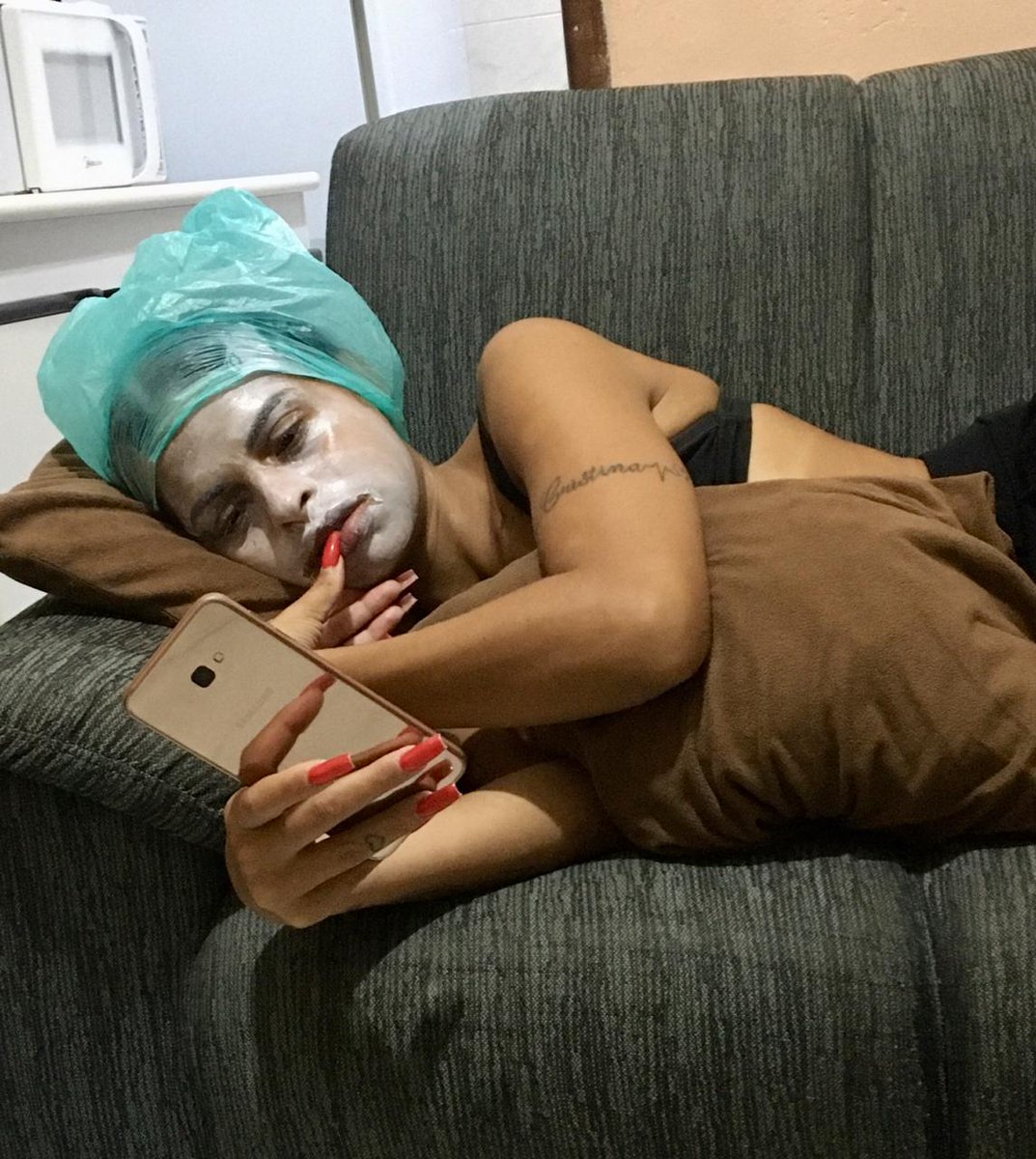 Tuxem2's tweet photo. Minha mulher final de semana/ ela de segunda a sexta 🤣🤣 https://t.co/vEtgoJDrVO