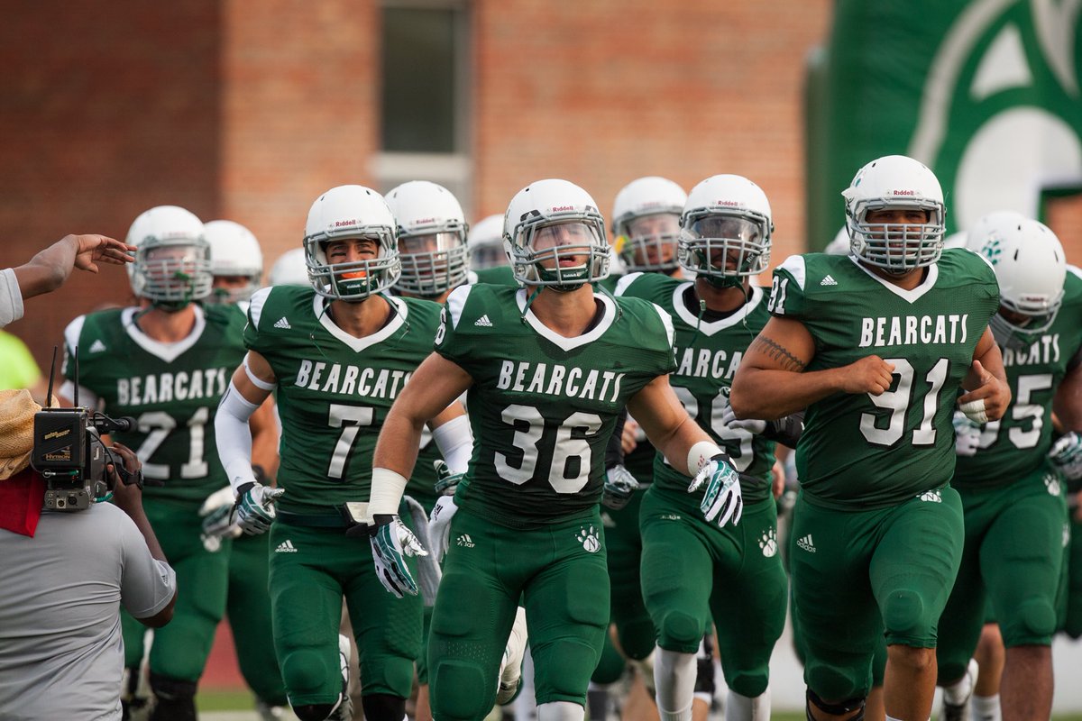 Will always remember one of the Bearcat greats DJ Gnader: 
Leave your feet 💪🏻❤️🏆🏈🏟
#36 #Family #oabaab
