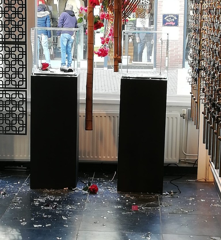 Overvaller(s) hebben het voorzien op brillen: “Brutaalste overval ooit”..