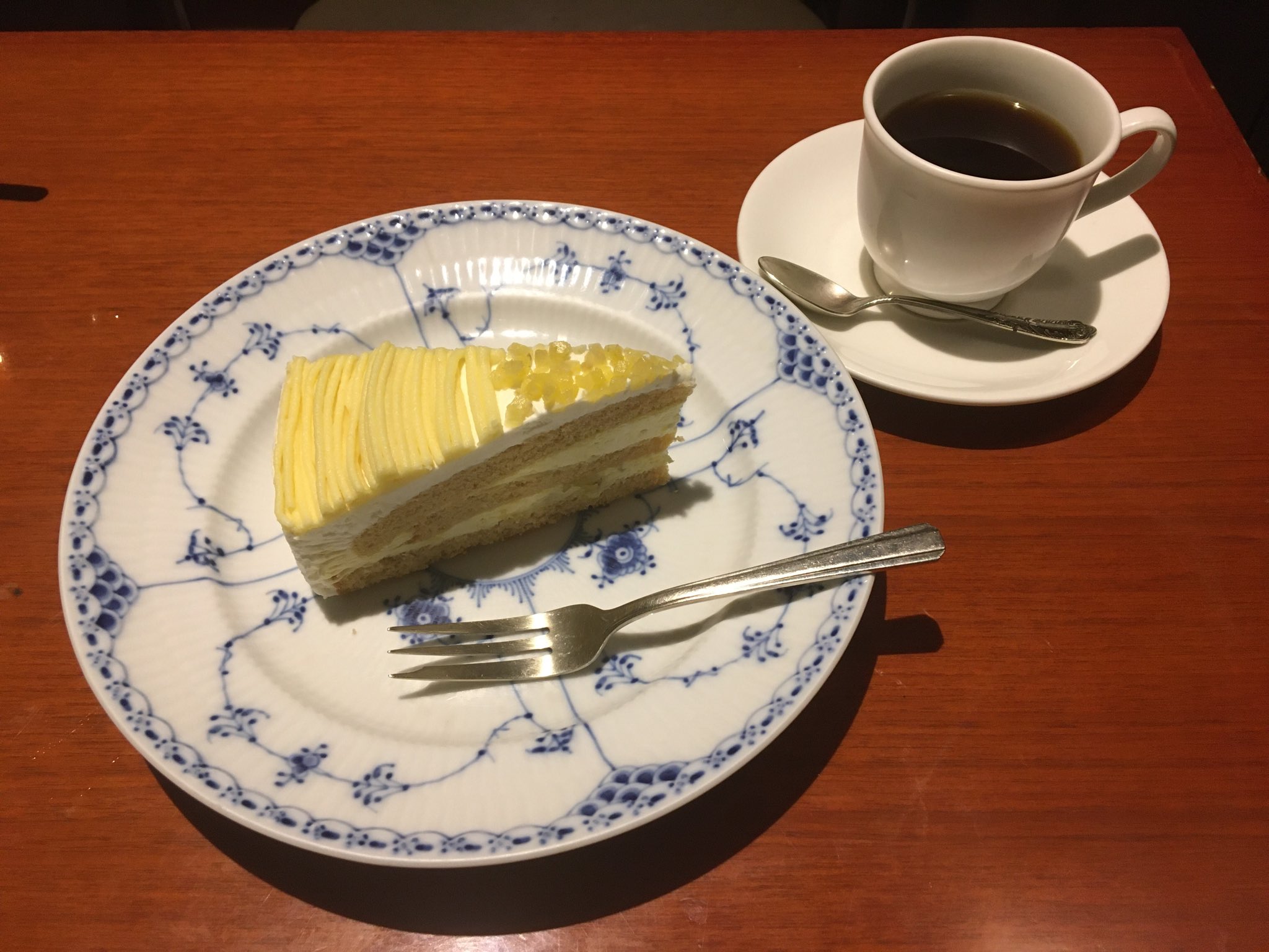 Gaku ライター 福岡市 赤坂の 松下記念館 1974年創業 昔ながらの喫茶店 レトロな雰囲気で オペラが流れる上質な空間です マロンケーキとコーヒーのセットで900円 喫煙可能です 福岡市 赤坂 喫茶店 松下記念館 レトロ ケーキ コーヒー