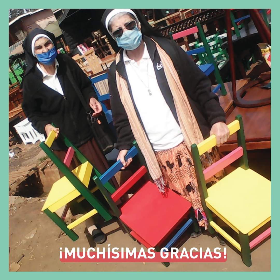 Karitsolidarios's tweet photo. GRACIAS a todos los que hicisteis posible este proyecto, las aulas de Kibiko ya disfrutan de sus nuevos pupitres. Además, las hermanas del Sagrado Corazón de Jesús os mandan un mensaje: "MUCHÍSIMAS GRACIAS POR HACERLO POSIBLE"
#PupitresParaKibiko
#ConPocoMucho https://t.co/AVLXDrH0Uf