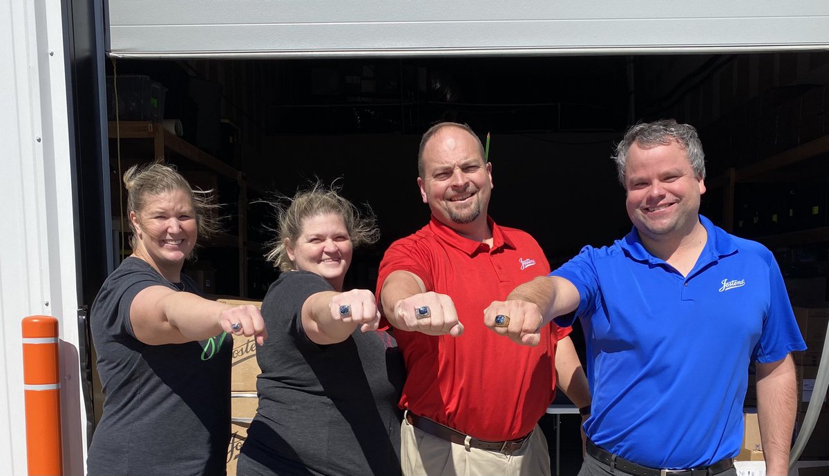 JostensJRay's tweet photo. @Jostens bling is the best bling #7X #RegionOfTheYear 🎉💍🎉 https://t.co/TLtV7oYFUl