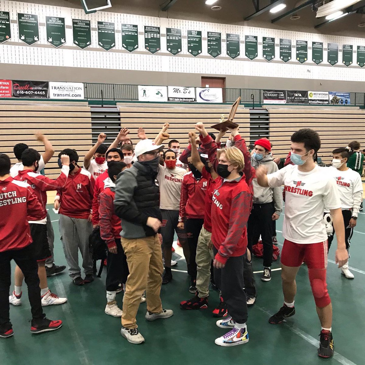 HollandWrestlin's tweet photo. It is amazing what can happen when you believe in yourself,  you believe in each other, and you never give up! The coaches are extremely proud of this group of men. It was a back and forth battle between Holland and Reeths-Puffer, and Holland came out on top - winning on criteria https://t.co/kBSj3Nksze