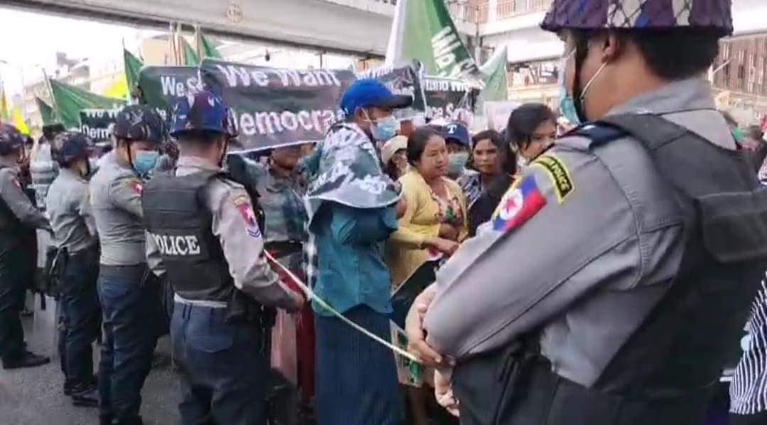 EmmaAH39103527's tweet photo. The Pro-Military demonstrators came outside from the police cars and some Weapons are also hidden inside those cars.
@RapporteurUn @freya_cole @YourAnonCentral 
#WhatsHappeningInMyanmar 
#Feb25Coup https://t.co/cEkQqu9mNh