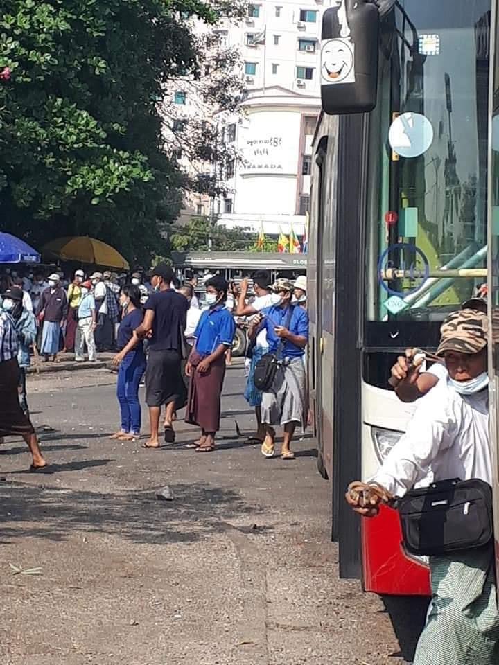 na_gyi's tweet photo. Hired Thugs coming out a police car! 25.02.2021 This morning, Hired Thugs are gathering in Sule, downtown Yangon to create the illusion of pro army demonstration!#HearTheVoiceOfMyanmar #WhatsHappeningInMyanmar #myanmarmilitarycoup #MilkTeaAlliance https://t.co/ONHci6UUcE