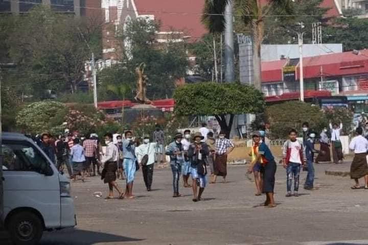 na_gyi's tweet photo. Hired Thugs are using sling shots, swords &amp; bats to creat violence! 25.02.2021! #WhatsHappeningInMyanmar #HearTheVoiceOfMyanmar #myanmarmilitarycoup #MilkTeaAlliance https://t.co/3vP2JnpYGH
