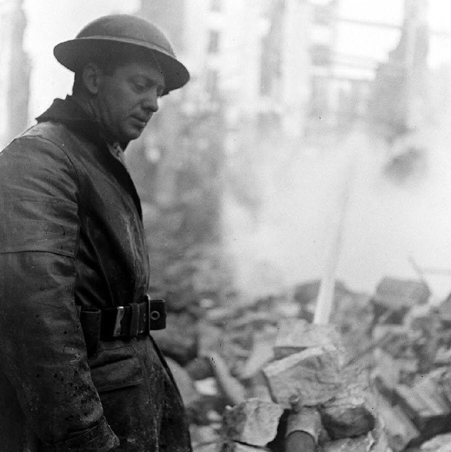 #HomeFront in #WW2: a long night on the pumps, London fireman during the 1940 Blitz. #BlitzSpirit https://t.co/CTPpjlP5Ih