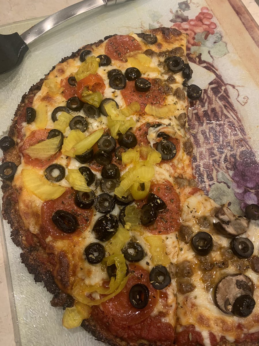 kdk249's tweet image. Putting good use to they veggies. First time making Cauliflower Pizza