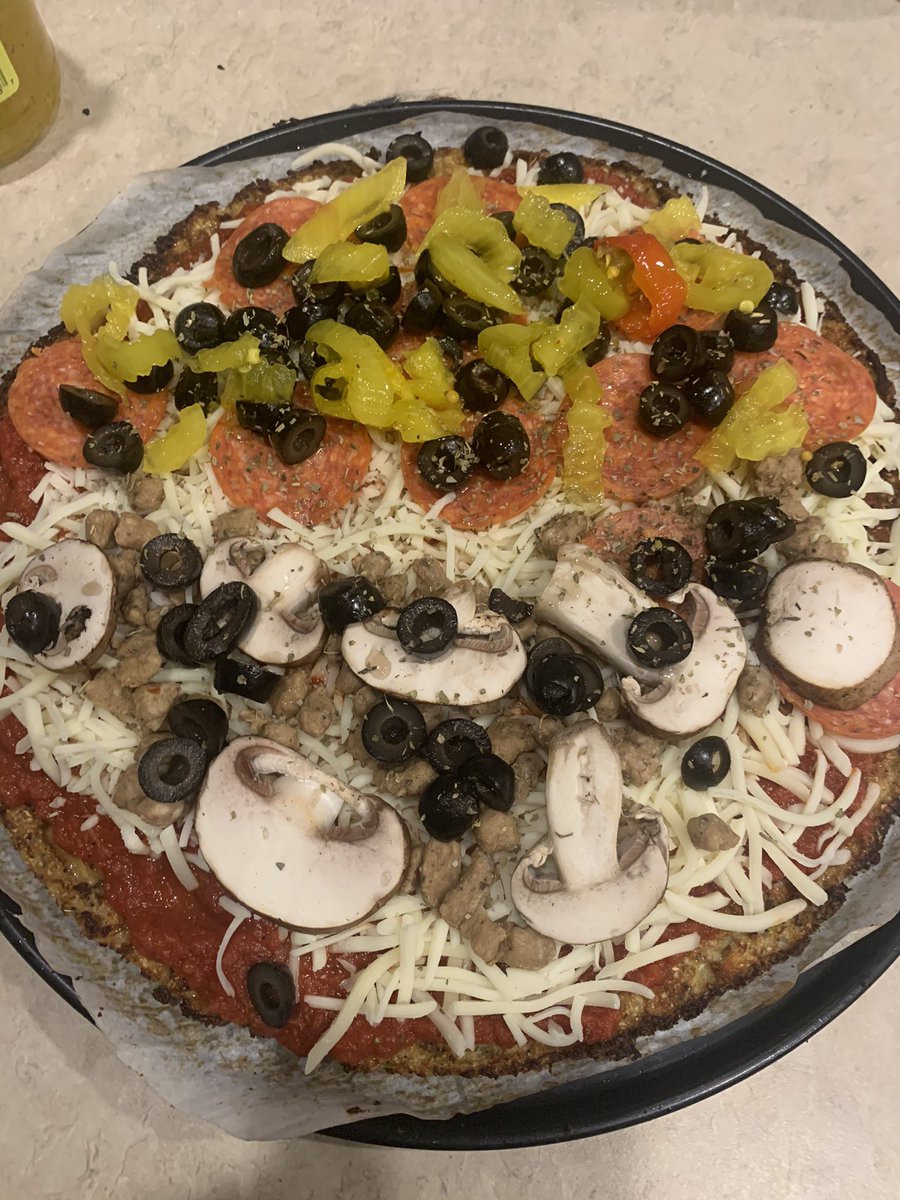 kdk249's tweet image. Putting good use to they veggies. First time making Cauliflower Pizza