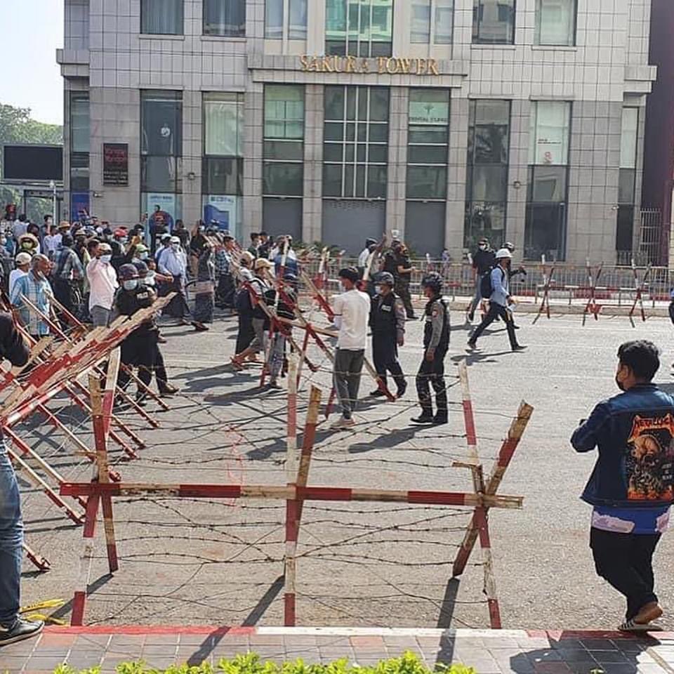 Police easily removed the barriers for Hired Thugs this morning at Sule’, Downtown Yangon! #WhatsHappeningInMyanmar #HearTheVoiceOfMyanmar #MilkTeaAlliance