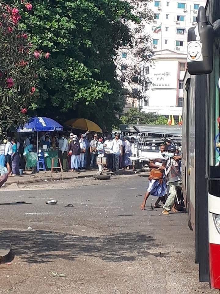 Thetmadaw military supporters are violent now in Sule Yangon ! They are attacking Innocent protesters and throwing rocks to civilians.They even carried sliver sticks ,knifes and sharp weapons with them🚨 
Confirmed source- (those people  got paid 4USD ,5000 Myanmar kyats per day)
