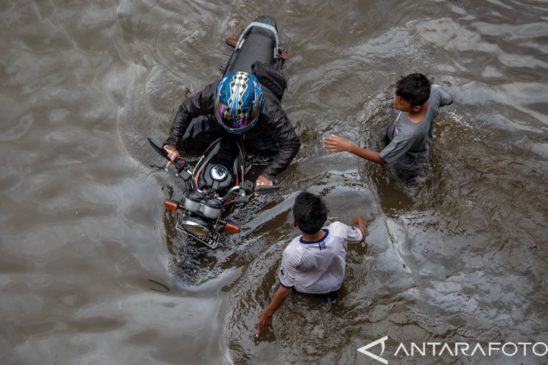 Jalur pantai utara di Kaligawe-Genuk, Semarang, Jawa Tengah, kembali terendam banjir, Rabu (24/2/2021). 

Foto: Aji Styawan
amp.antarafoto.com/peristiwa/v161…