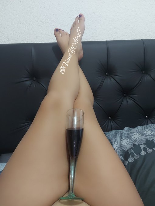 El mejor vino no es el m&aacute;s caro, si no el que se comparte 😈😈🔥alguien gusta probar mi vino 🔥Rt🔥 https://t
