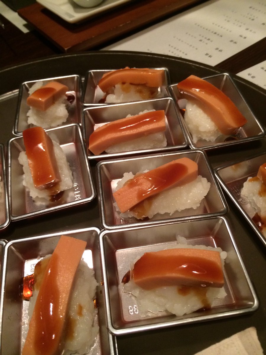 siosiojunjun's tweet photo. あったあった嚥下寿司ピラミッド！
もうかれこれ6年前のもの
調整食分類2013を舌と喉で理解する学びにもなった
日頃高級寿司を食べてるグルメなドクター複数名に試食してもらったら「俺が嚥下障害になったら頼む」って言われたんだったっけw https://t.co/0oWBDiS7ir