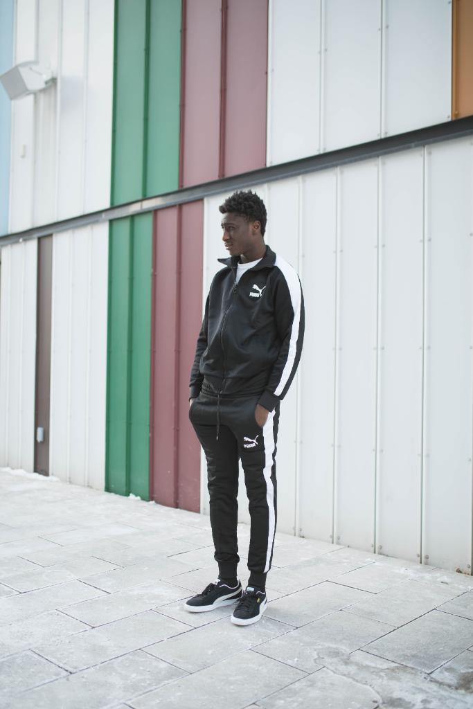 yeezy 350 foot locker canada