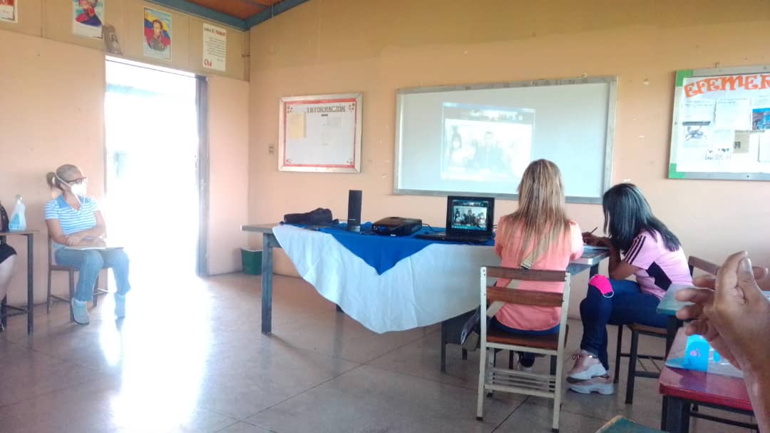 Circuito3Red12's tweet photo. Circuito 6 Red 12 Valera presente en el Plan de Formación La Comuna una Escuela, Comuna Angel Roberto Perdomo, Sede L. Antonio Nicolás Briceño @LirosTorres @div_ze @psuvaristobulo @ze_trujillo @red12valera @NicolasMaduro https://t.co/EG2XYhkV2K