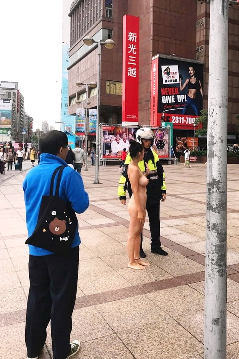 台北鬧市出現裸女，一名年輕女子脫光衣服走到街上，沿大街行了十多分鐘，引來不少途人注目，但未有人上前干預，後來在車站廣場被警員截獲。警員向該女子問話，她則繼續赤條條地站著與警員對話。約20分鐘後，其他警察前來支援，才為她披上衣服將其帶走。一幕難得一見的全裸鬧市露出就此落幕。😍😍😍 https://t.co/Nt4sAXMORG