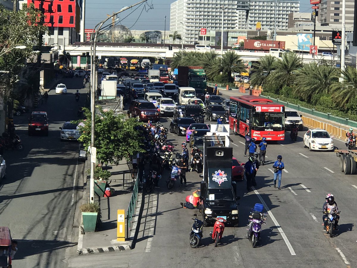 newswatchplusph's tweet photo. @xianneangel Vehicles taking part in the Alyansa ni Inday Movement’s motorcade occupy a lane along EDSA cor. Roxas Blvd. They’re going to the People Power Monument | @xianneangel https://t.co/wLpXO1F48f