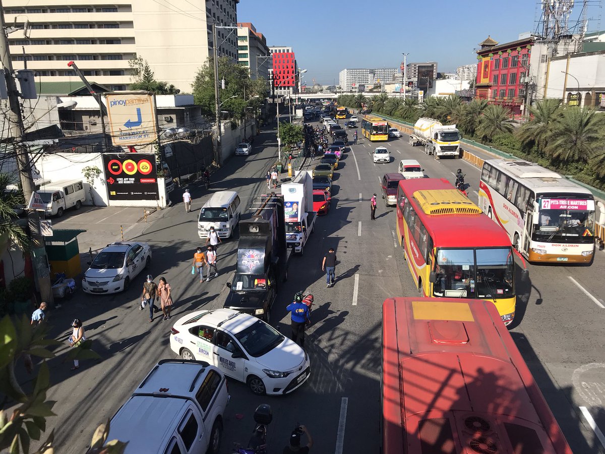 newswatchplusph's tweet photo. @xianneangel Vehicles taking part in the Alyansa ni Inday Movement’s motorcade occupy a lane along EDSA cor. Roxas Blvd. They’re going to the People Power Monument | @xianneangel https://t.co/wLpXO1F48f