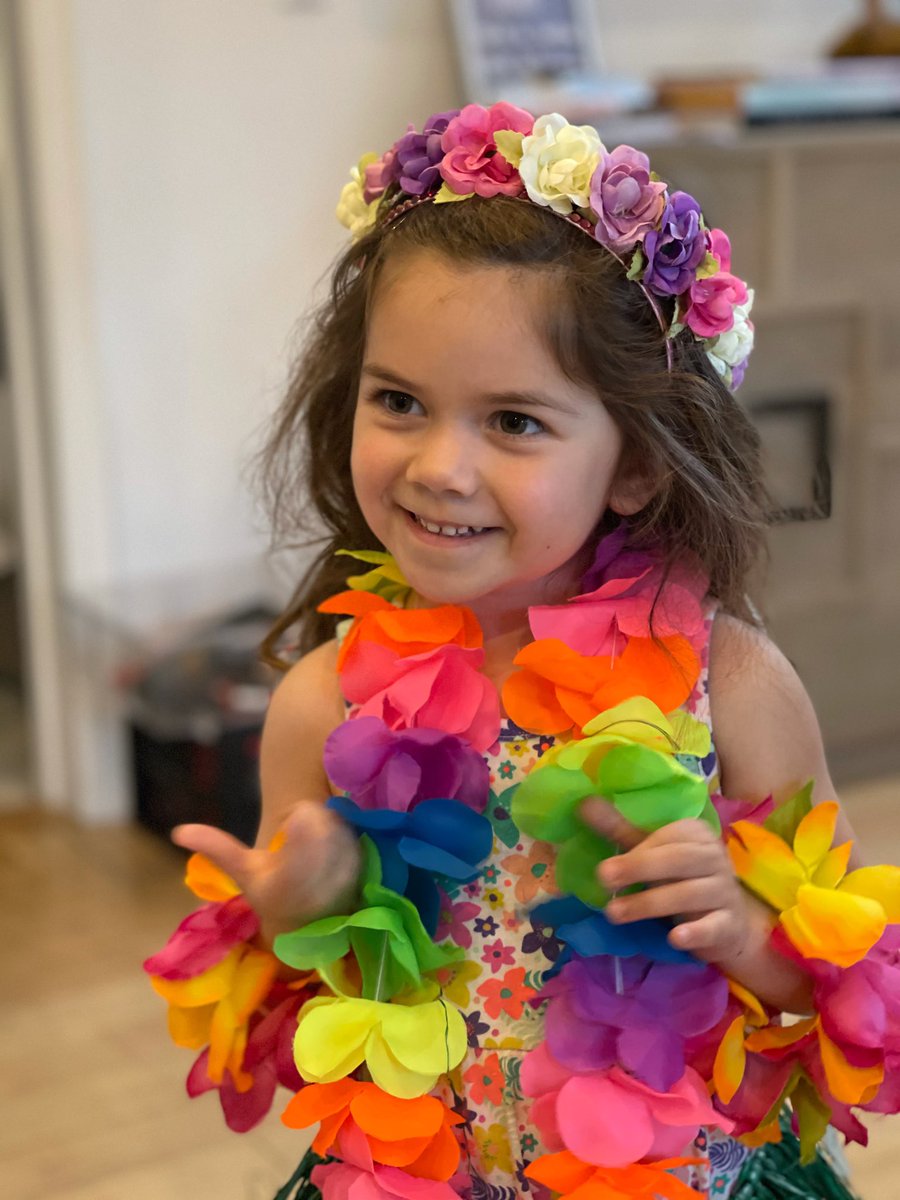 Jennipulos's tweet photo. Aloha friends and welcome to my imaginary Hawaii vacation! ๐บโ๏ธ๐๐ด
#aloha #hawaiivibes #lei #imagination #luau #missinghawaii https://t.co/35Dh1Qv1k9