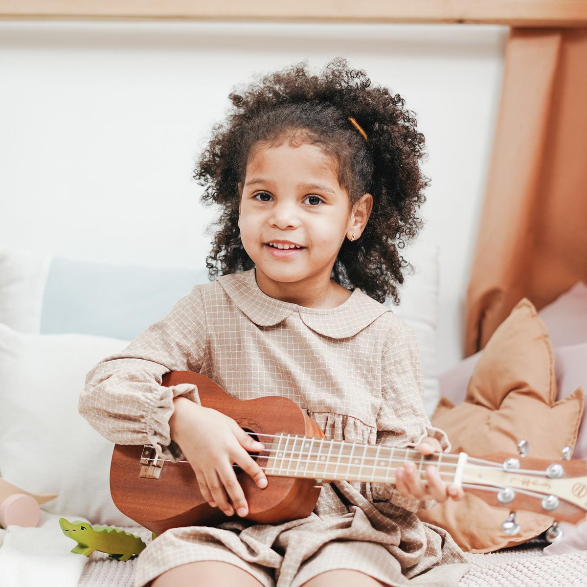 classalog's tweet photo. "There's something about the ukulele that just makes you smile. It makes you let your guard down. It brings out the child in all of us." - Jake Shimabukuro 🎶

Enrol your kids in Virtual Ukulele classes with LA School of Music today: https://t.co/EagkPw3JS3 https://t.co/5Ol0QmMkST