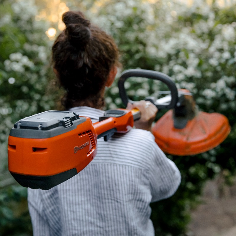 WaterproofingD's tweet photo. Early morning trimming sesh that doesn’t disturb the neighbours?
Uber-quiet, low vibrations and zero direct emissions make the 115iL Battery Trimmer the perfect choice for noise-sensitive situations.
#husqvarnaaustralia #batteryseries #trimmer #115iL #readyforanything #wpdgroup