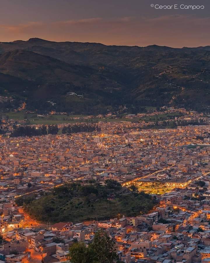 marcaPERU's tweet photo. ¡UNA MARAVILLA EN MEDIO DE LA CIUDAD! 🧐
El cerro Santa Apolonia, ubicado en #Cajamarca, se erige orgulloso de su pasado histórico y belleza natural. #MarcaPerú #OrgulloPeruano

📸 https://t.co/3BmuvsjWcj https://t.co/RPSR4e58Ht