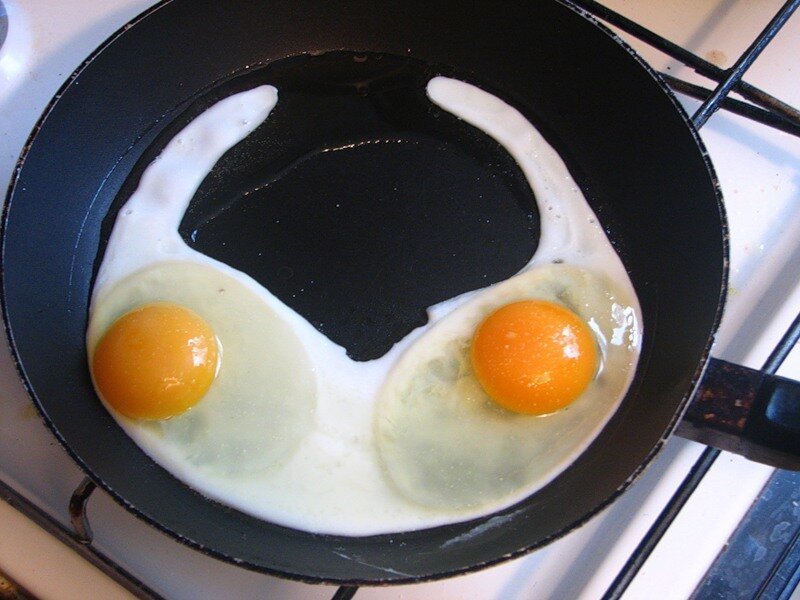 Два яйца и колбаса. Яичница. Смешная яичница. Яичница прикол. Прикольный завтрак.