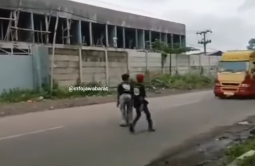 Tangkap &amp; Tertibkan anak2 remaja/anak2 kecil yg sering menghadang truk/mobil pick up di jalan raya. Sering sekali sy melihat lsg di bbrp tempat/kota. Jangan tunggu jatuh korban. Kasihan pengemudinya. 
<a href="/satpolPP/">Cokro cienturi</a> <a href="/DivHumas_Polri/">Humas Polri</a>